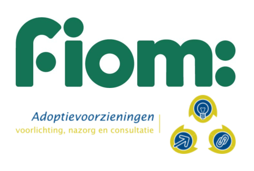 Het logo van Fiom en het logo van Stichting Adoptievoorzieningen