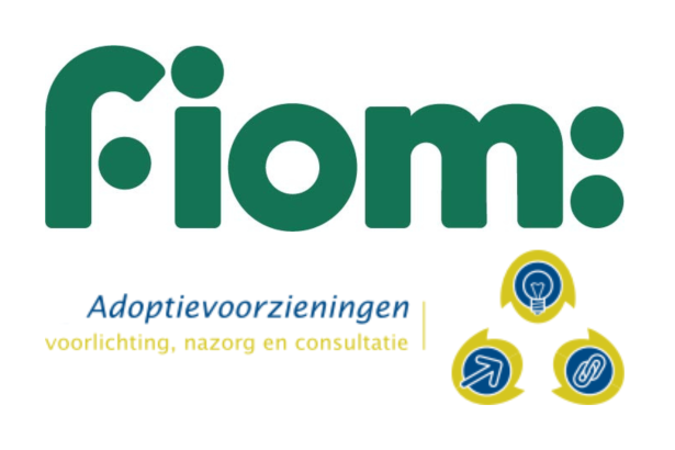 Het logo van Fiom en het logo van Stichting Adoptievoorzieningen