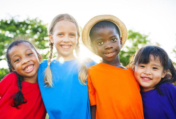 Vier kinderen op een rij met verschillende etnische achtergronden