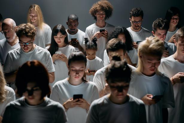 Gebruikersonderzoek 'Zwanger, wat nu?' Groep mensen in wit shirt kijkt op hun smartphone
