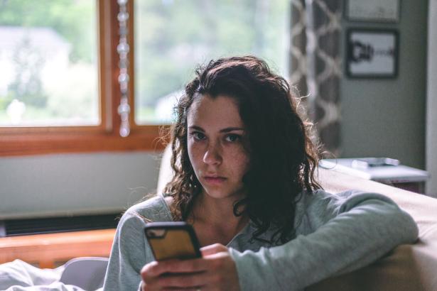 Vrouw zit op haar telefoon