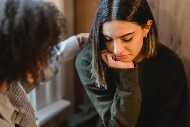 Vrouw wordt getroost door andere vrouw