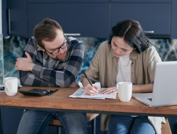 Man en vrouw vullen formulieren in 