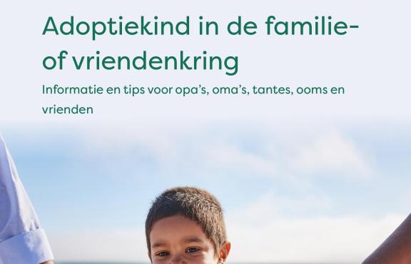 De voorkant van de brochure: Adoptiekind in de familie- of vriendenkring