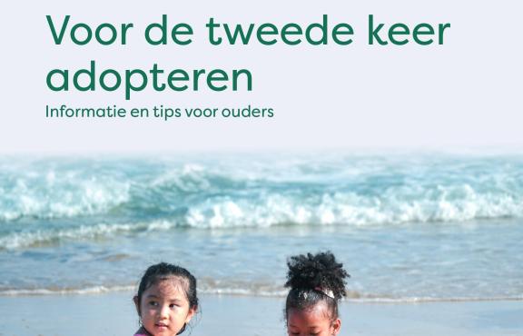 De voorkant van de brochure: Voor de tweede keer adopteren