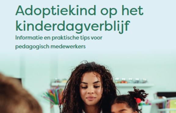 Voorkant van de brochure: Adoptiekind op het kinderdagverblijf
