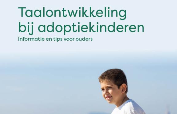 De voorkant van de brochure: Taalontwikkeling bij adoptiekinderen