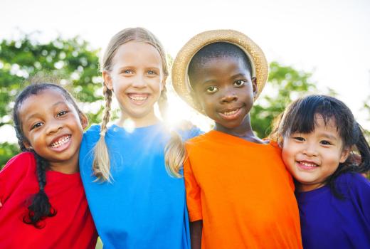 Vier kinderen op een rij met verschillende etnische achtergronden